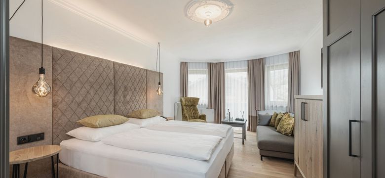 Modernes Zimmer im Hotel die HOCHKÖNIGIN in Maria Alm mit edlem Design, hellen Farben und stilvollen Details.