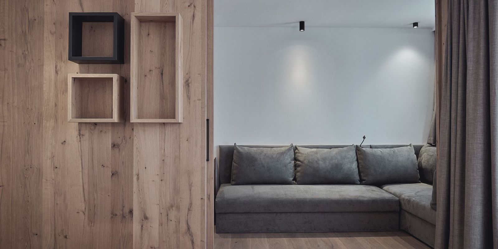 Reduziertes Design trifft auf alpine Eleganz: Diese Suite der HOCHKÖNIGIN in Maria Alm zeigt edle Materialien, warme Holzakzente und modernes Interior mit Liebe zum Detail.