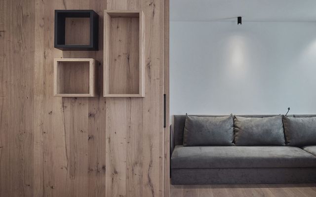 Reduziertes Design trifft auf alpine Eleganz: Diese Suite der HOCHKÖNIGIN in Maria Alm zeigt edle Materialien, warme Holzakzente und modernes Interior mit Liebe zum Detail.