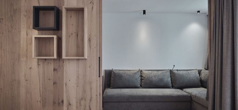 Reduziertes Design trifft auf alpine Eleganz: Diese Suite der HOCHKÖNIGIN in Maria Alm zeigt edle Materialien, warme Holzakzente und modernes Interior mit Liebe zum Detail.