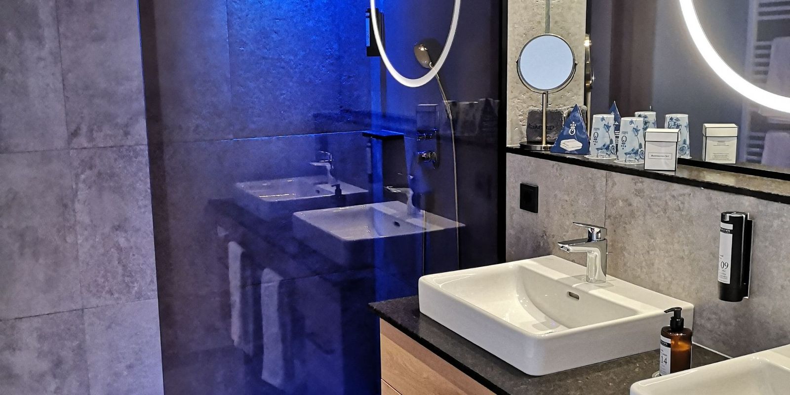 Das stilvolle Badezimmer mit Doppelwaschbecken in der HOCHKÖNIGIN überzeugt mit klaren Linien, eleganten Materialien und stimmungsvollem Lichtdesign. Ein Ort, der Luxus neu definiert – modern, edel und ganz entspannt in Maria Alm.