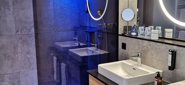 Das stilvolle Badezimmer mit Doppelwaschbecken in der HOCHKÖNIGIN überzeugt mit klaren Linien, eleganten Materialien und stimmungsvollem Lichtdesign. Ein Ort, der Luxus neu definiert – modern, edel und ganz entspannt in Maria Alm.