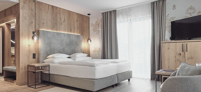 Modern, gemütlich und elegant: Die SKY Suite der HOCHKÖNIGIN in Maria Alm kombiniert edles Design mit alpiner Natürlichkeit.Ein Rückzugsort für alle, die Stil, Ruhe und Komfort lieben.
