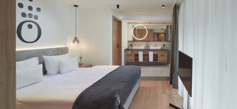 Natural wood, elegant design, and pure comfort – the rooms at the HOCHKÖNIGIN Hotel in Maria Alm are a stylish retreat in the Austrian Alps.