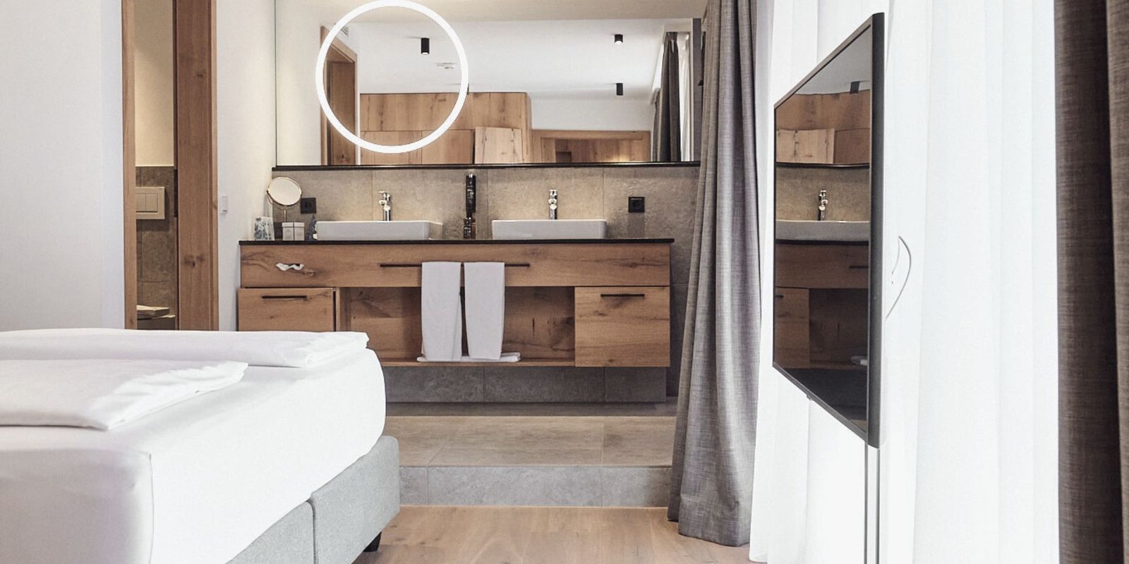 Reduziert, edel, wohltuend schön: Das Designzimmer der HOCHKÖNIGIN in Maria Alm vereint alpine Natürlichkeit mit modernem Komfort.Perfekt für alle, die Ruhe, Stil und Design lieben.