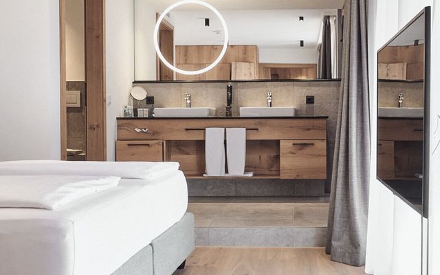 Reduziert, edel, wohltuend schön: Das Designzimmer der HOCHKÖNIGIN in Maria Alm vereint alpine Natürlichkeit mit modernem Komfort.Perfekt für alle, die Ruhe, Stil und Design lieben.
