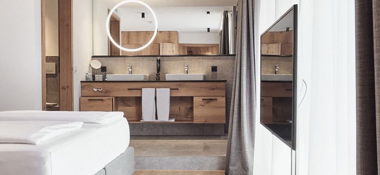 Bright, natural and elegant – the HOCHKÖNIGIN Hotel in Maria Alm offers stylish design rooms with open bathrooms and a calm, alpine atmosphere.