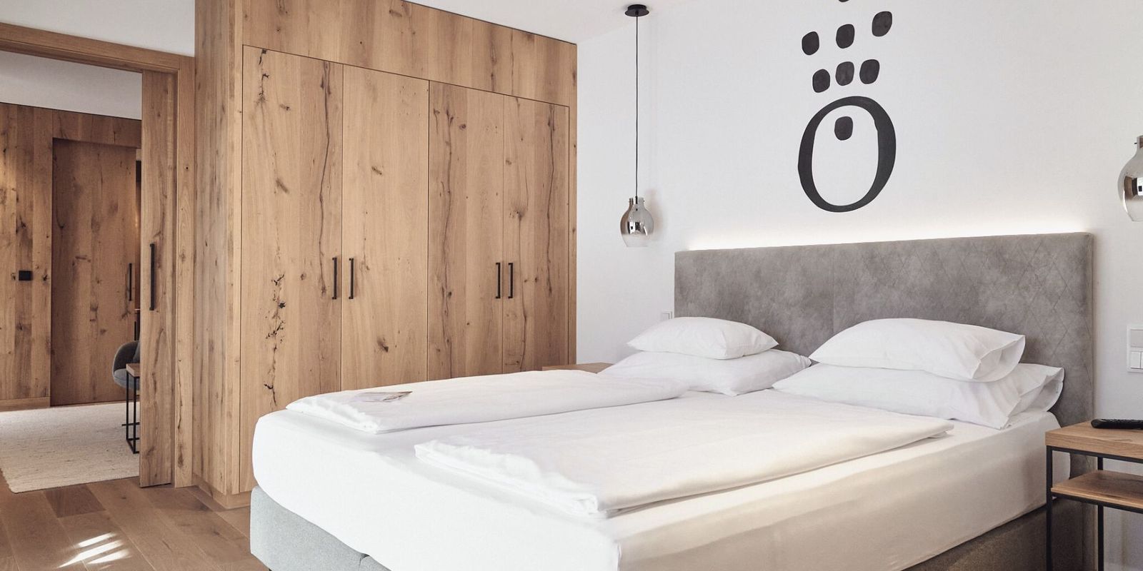 Schlicht, elegant und durchdacht: Das Doppelzimmer der HOCHKÖNIGIN in Maria Alm überzeugt mit modernem Design, hochwertigen Materialien und einem Gefühl von Leichtigkeit.