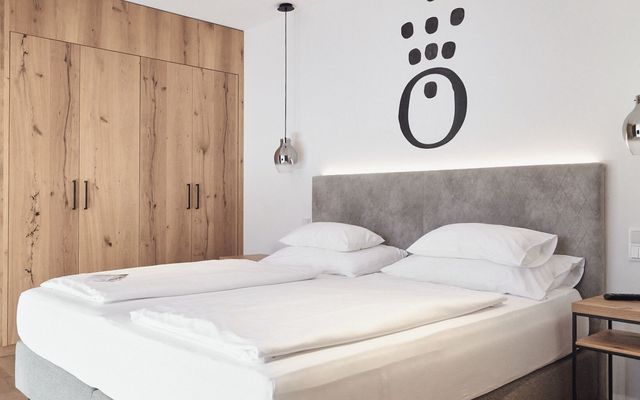 Schlicht, elegant und durchdacht: Das Doppelzimmer der HOCHKÖNIGIN in Maria Alm überzeugt mit modernem Design, hochwertigen Materialien und einem Gefühl von Leichtigkeit.
