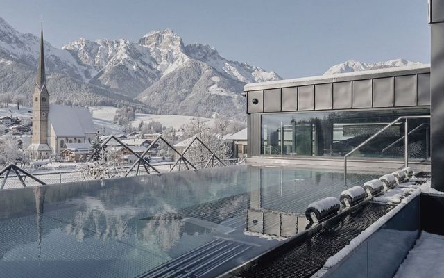 die-hochkoenigin-adults-only-infinitypool-maria-alm-wellnesshotel-hochkoenig-ausblick-winter-salzburger-land.jpg.jpg
