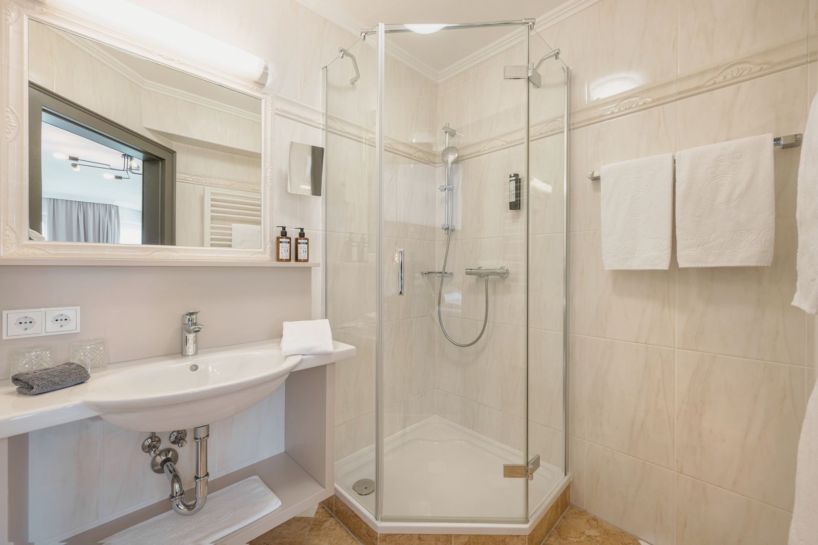 Badezimmer im Hotel die HOCHKÖNIGIN mit Blick auf das Waschbecken und die Dusche