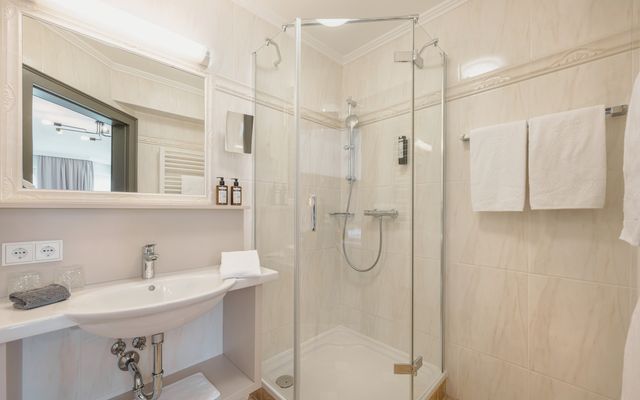 Badezimmer im Hotel die HOCHKÖNIGIN mit Blick auf das Waschbecken und die Dusche