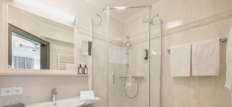 Badezimmer im Hotel die HOCHKÖNIGIN mit Blick auf das Waschbecken und die Dusche