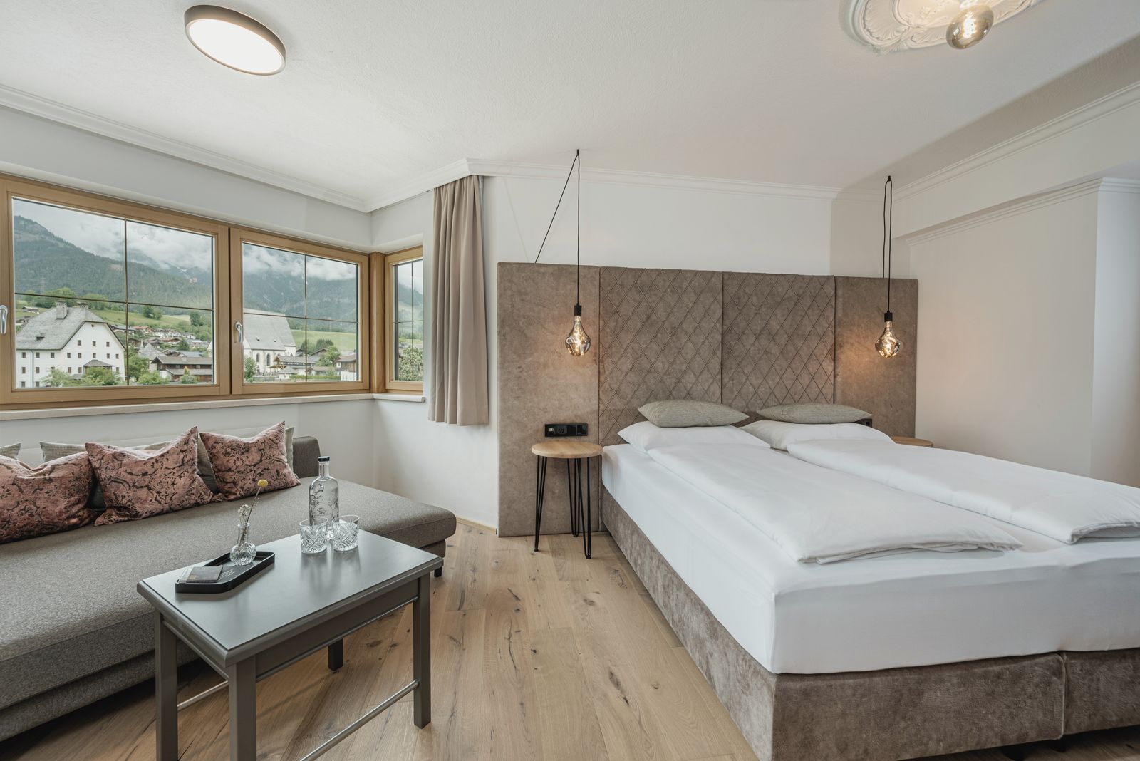 Zimmer im Hotel die HOCHKÖNIGIN mit Blick auf das Bett und tolle Aussicht auf die Berge