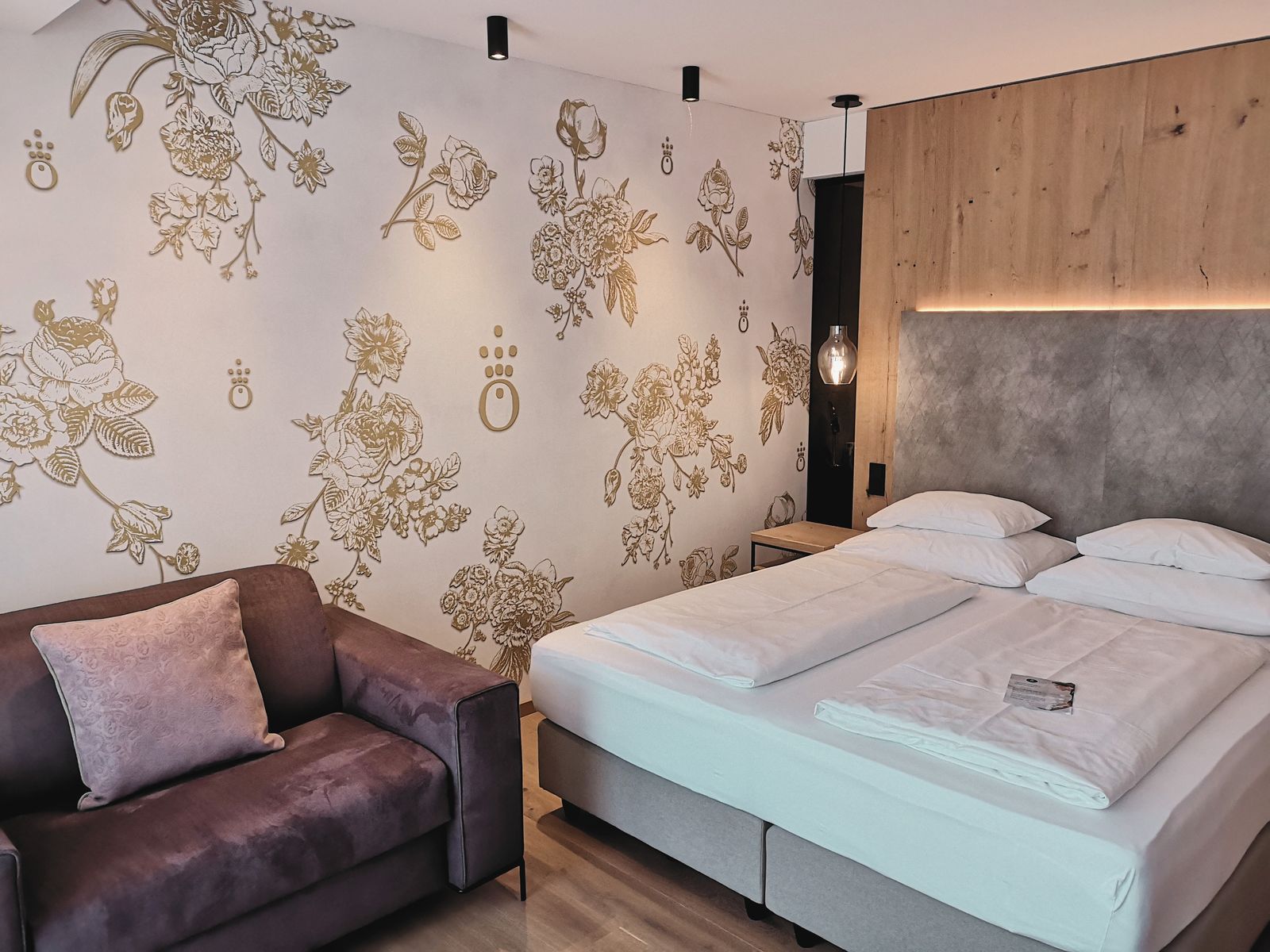 Zimmer im Hotel die HOCHKÖNIGIN mit Blick auf das Bett