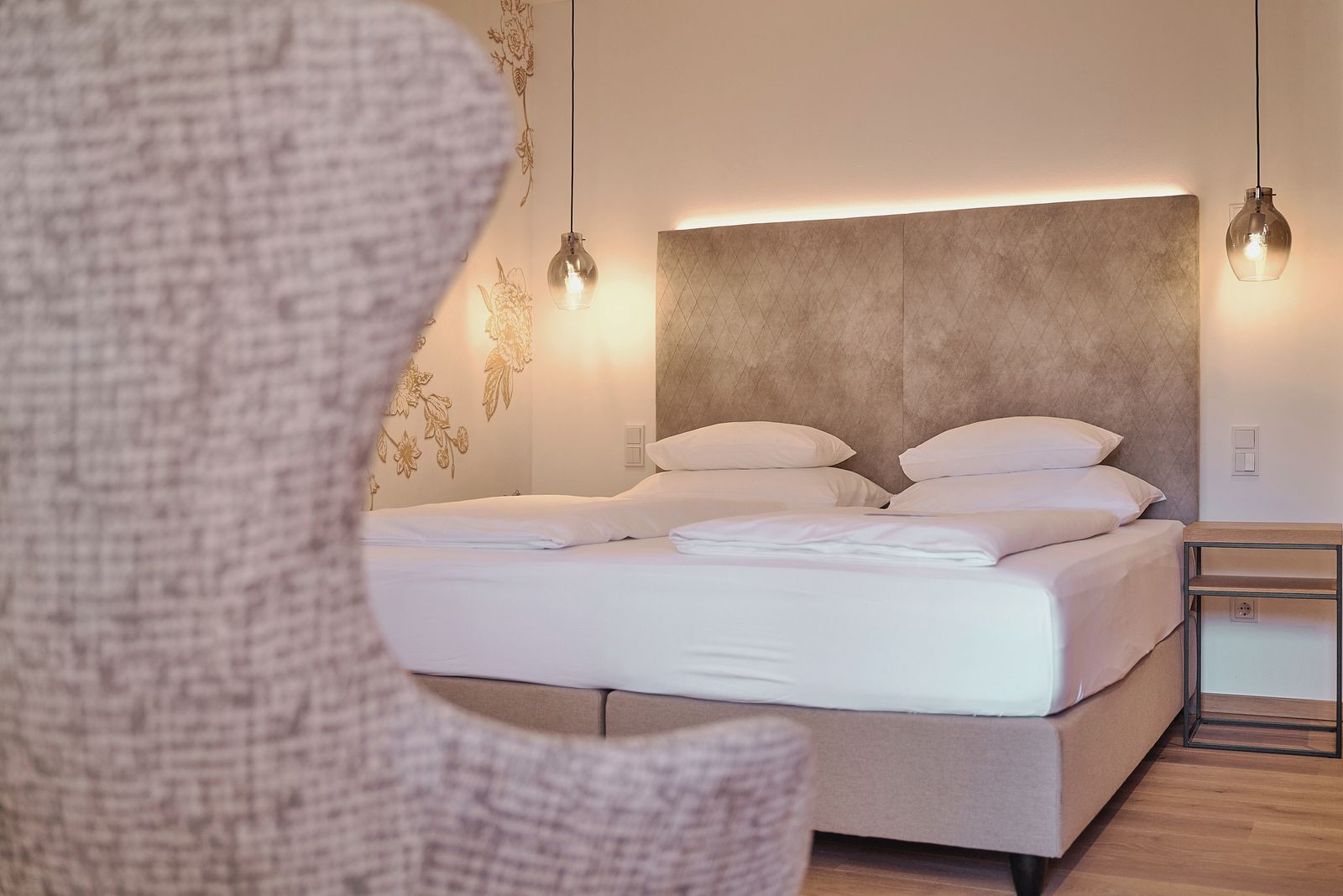 Zimmer im Hotel die HOCHKÖNIGIN mit Blick auf das Bett