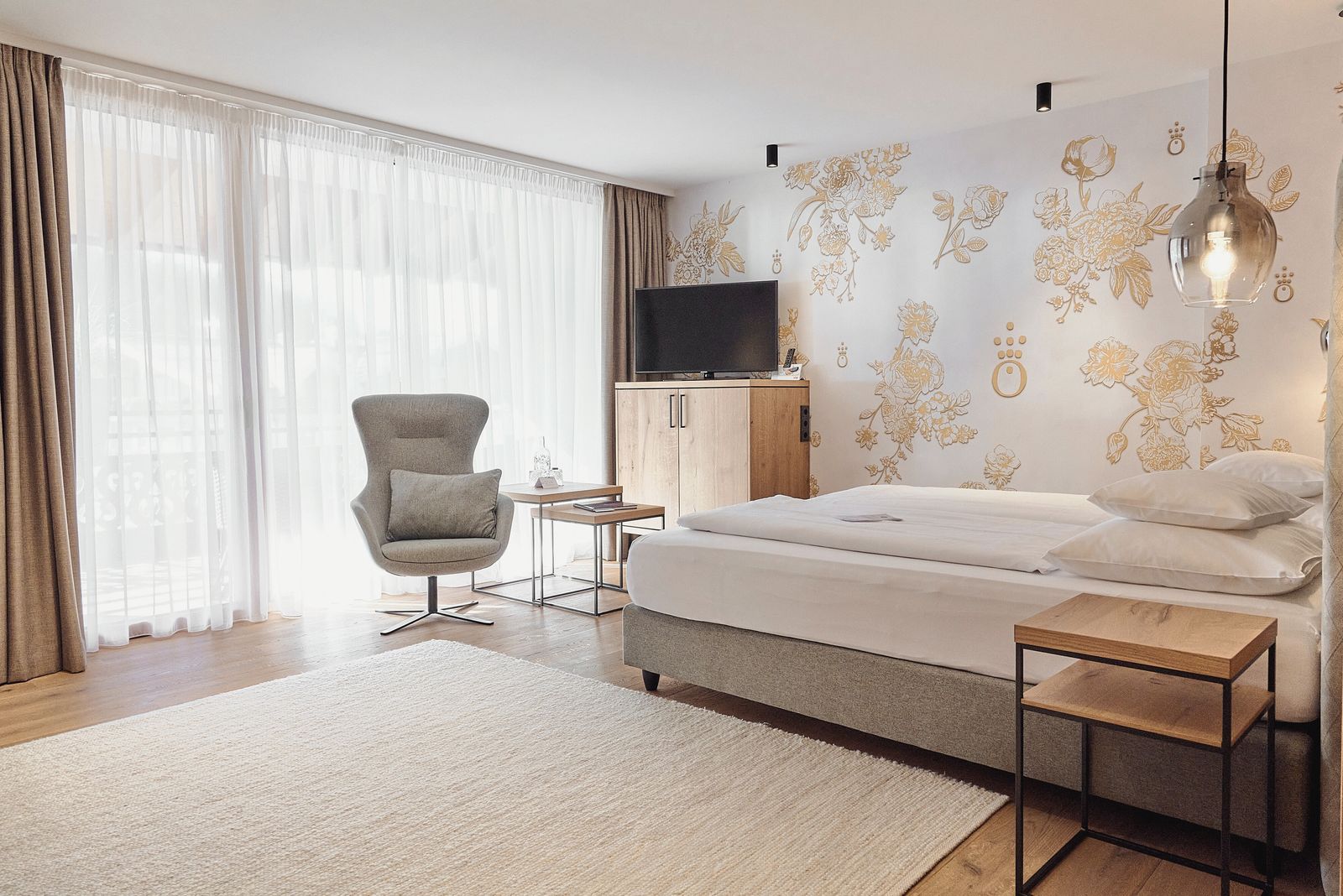 Zimmer im Hotel die HOCHKÖNIGIN mit Blick auf das Bett und ins Zimmer hinein