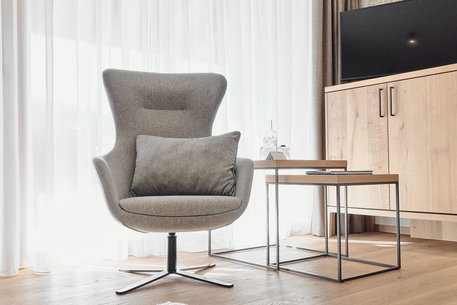 Zimmer im Hotel die HOCHKÖNIGIN mit Blick auf den Designer Relax Sessel