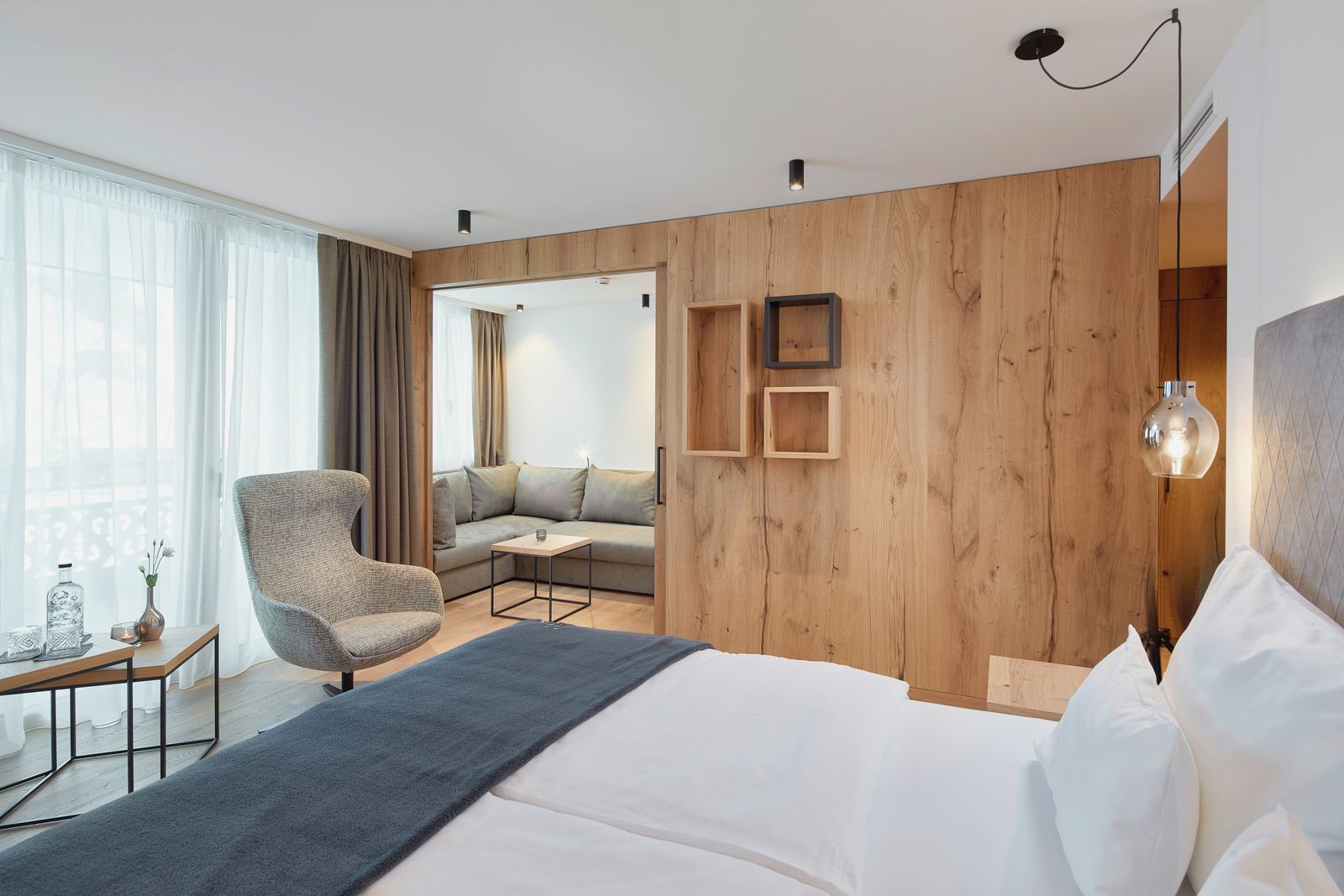 Zimmer im Hotel die HOCHKÖNIGIN mit Blick auf das Bett und ins Zimmer hinein