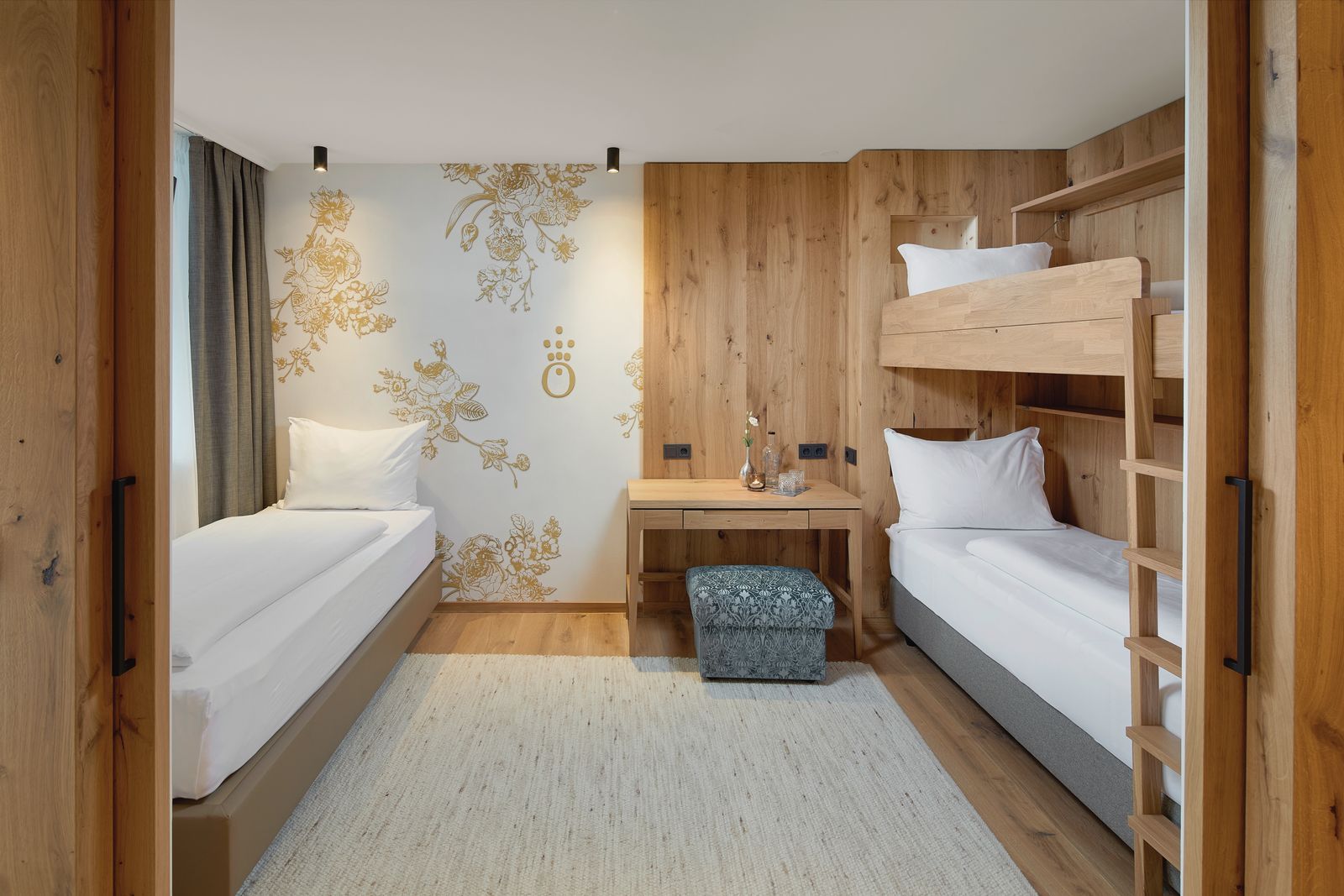 Kinderzimmer im Hotel die HOCHKÖNIGIN mit Blick auf das Bett und Stockbett