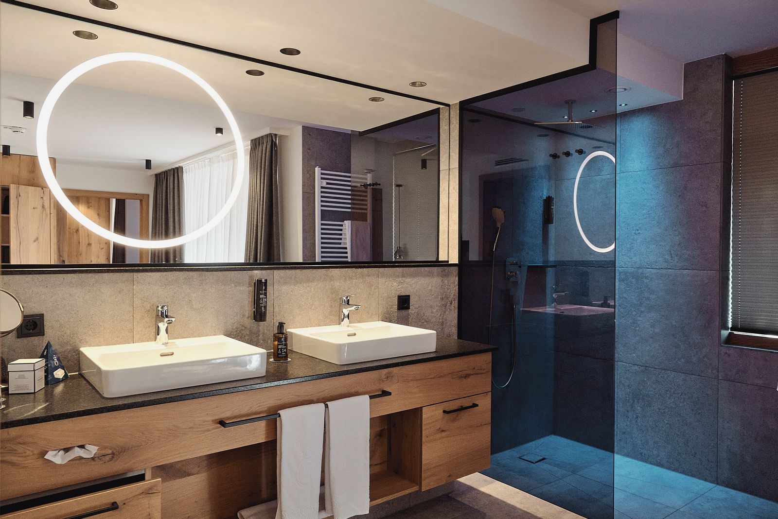 Badezimmer im Hotel die HOCHKÖNIGIN mit Blick auf das Doppelwaschbecken und die Regendusche