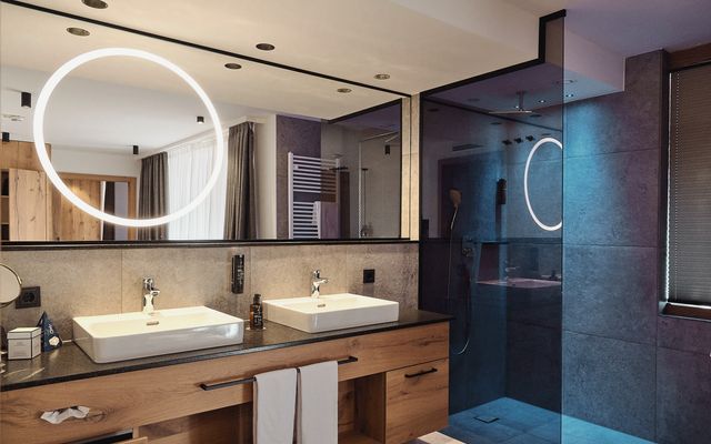 Badezimmer im Hotel die HOCHKÖNIGIN mit Blick auf das Doppelwaschbecken und die Regendusche