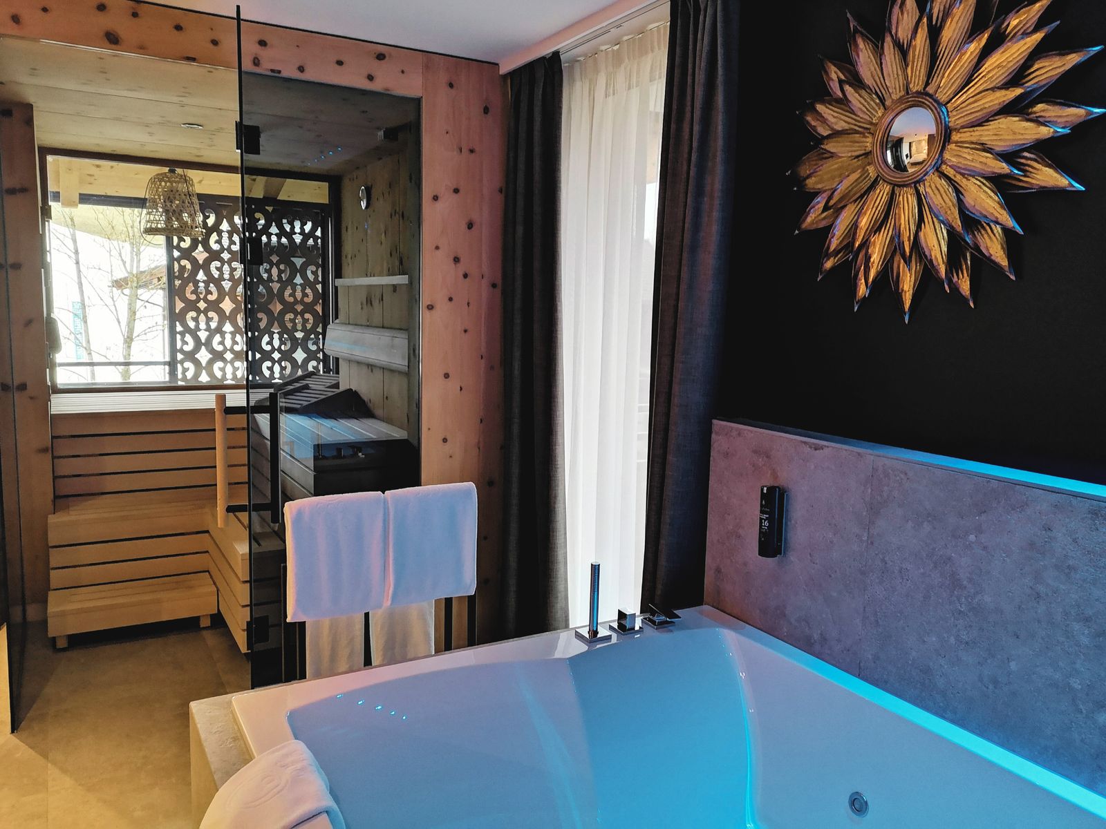 SPA Suite im Hotel die HOCHKÖNIGIN mit Blick auf die Wanne und Sauna