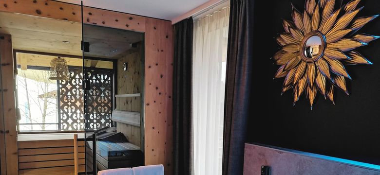 SPA Suite im Hotel die HOCHKÖNIGIN mit Blick auf die Wanne und Sauna