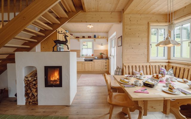 Haus Gössl Veranda Esstisch, Küche, Kamin 1