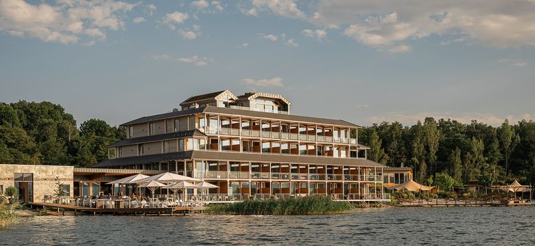 Hotel Insel der Sinne: Spring by the lake