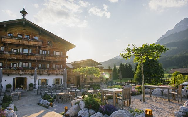 Teil des Hotels – das alte Bauernhaus im Sommer