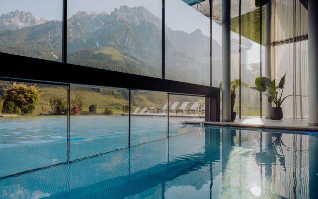 Pool mit Bergblick