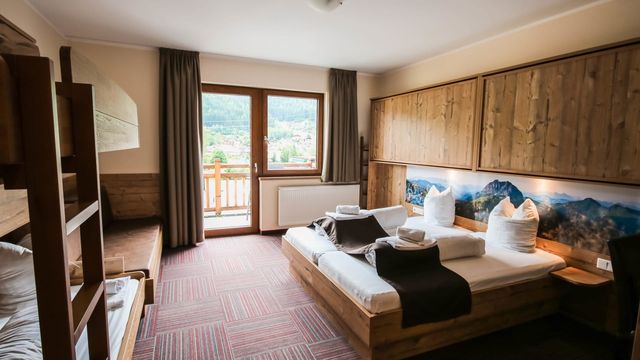 Doppelzimmer mit 3 Zustellbetten mit Balkon