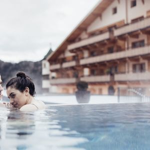 Schwimmen mit Alpenpanorama-Hotel habicher hof