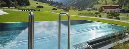 Vitalhotel Edelweiss - Wellnesshotel - Außenpool mit Aussicht