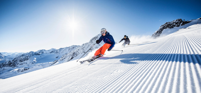 Vitalhotel Edelweiss: Skiing in the sun on the glacier