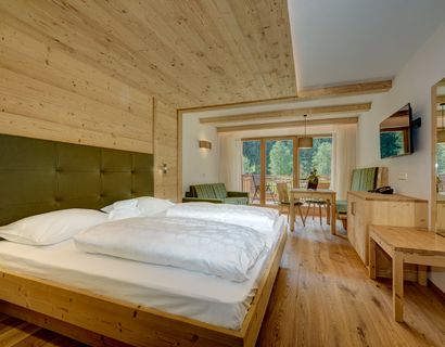 Alpine Nature Hotel Stoll: Chalet forest view