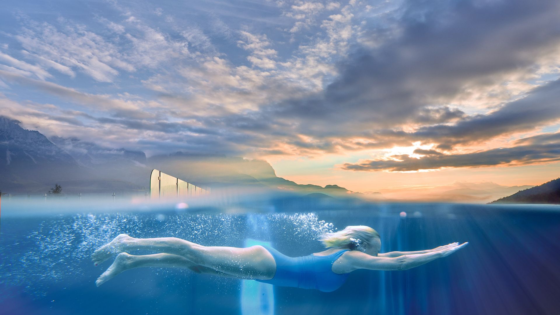 Tauchend im Schwimmbecken