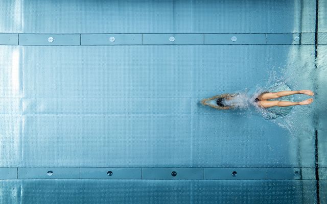 Sprung in den Pool