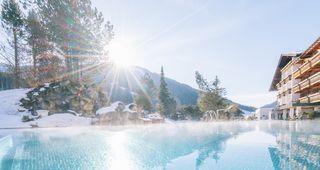 Hotel Pool Winter mit Bergblick