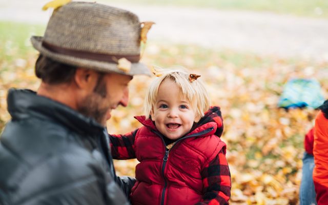 Vater und Kind im Herbst in der Natur