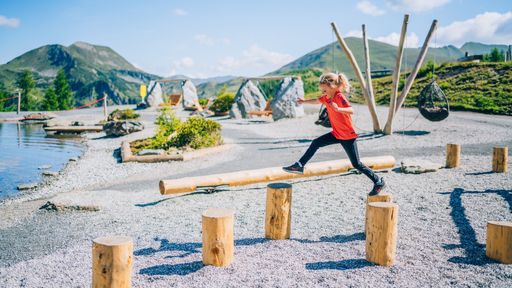 Kind am Spielplatz am Berg