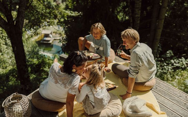 Familienpicknick hoch oben im Berggarten