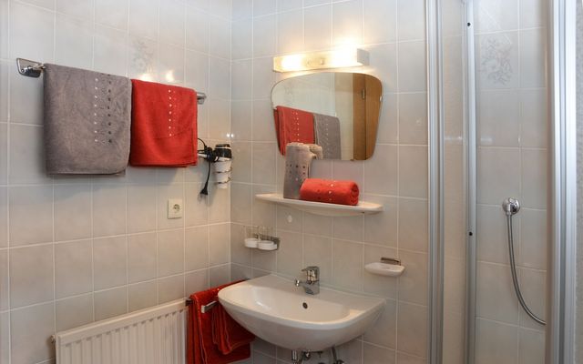 Kétágyas szoba zuhanyzóval & WC-vel image 5 - Gästehaus Julia | Ischgl | Tirol | Austria 