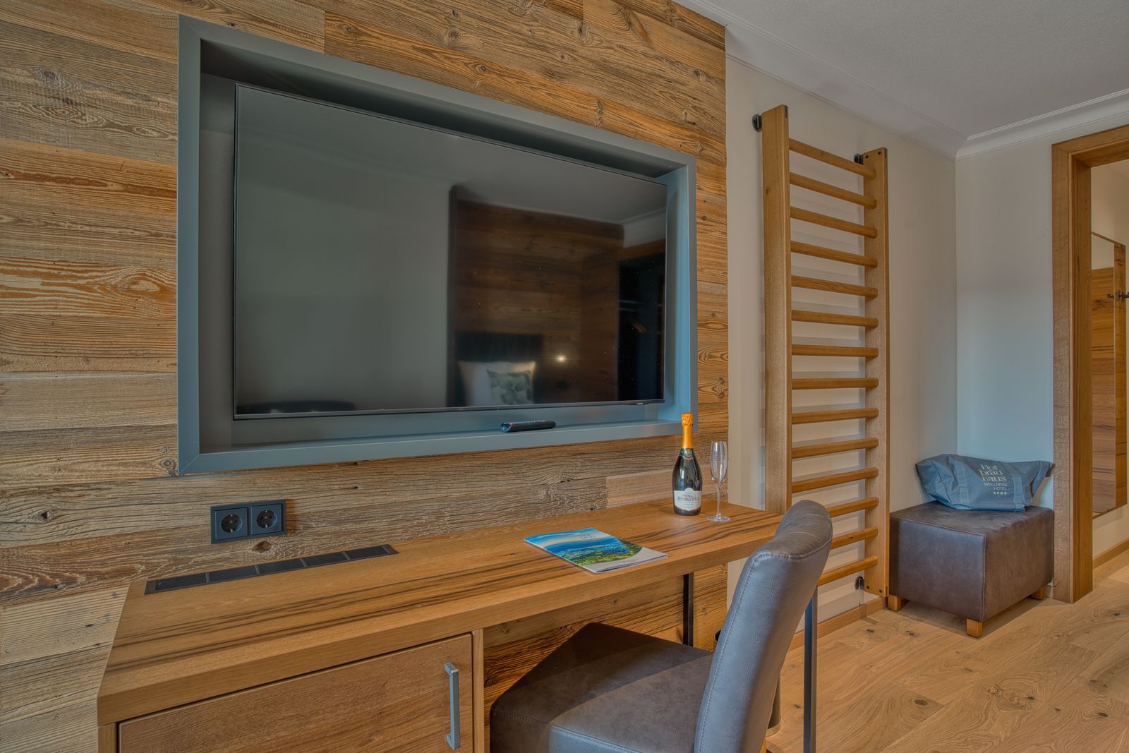 Modernes Deluxe Einzelzimmer mit Balkon im Hotel Hofbräuhaus in Bodenmais – stilvoll und viel Komfort im Bayerischen Wald.