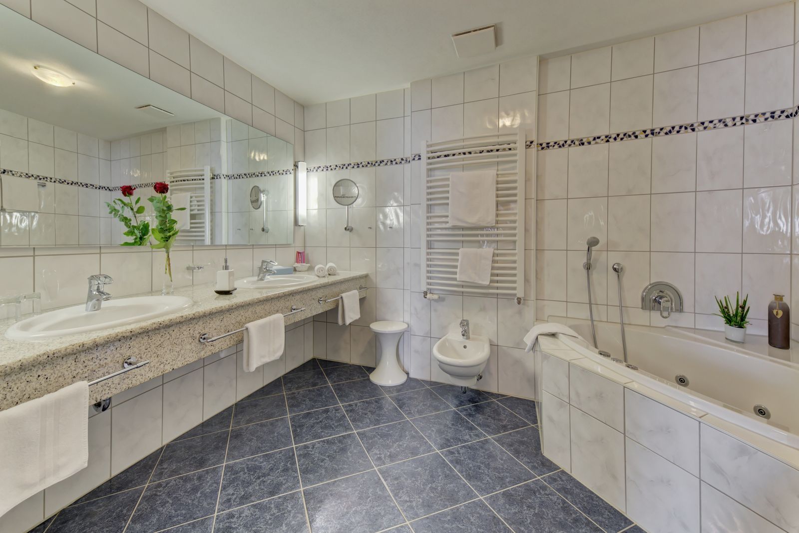 Großzügiges, modernes Badezimmer mit Doppelwaschbecken, Badewanne und Bidet im Wellnesshotel Hofbräuhaus, Bodenmais, Bayerischer Wald, Niederbayern