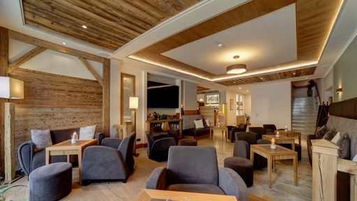 Gemütliche Hotellobby mit modernen Sitzgruppen und Holzdesign im Wellnesshotel Hofbräuhaus, Bodenmais, Bayerischer Wald, Niederbayern