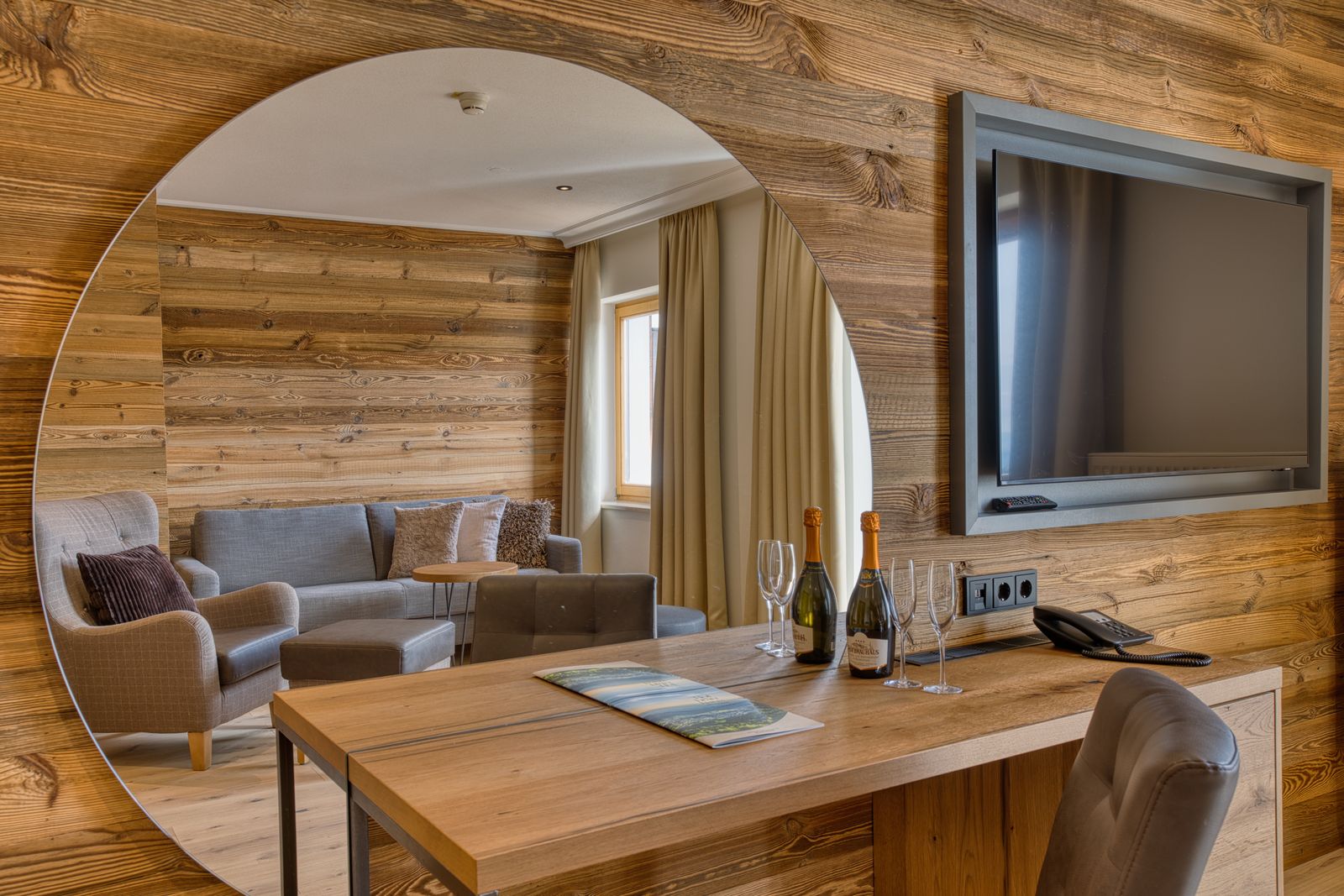 Suite mit Schreibtisch, großem Spiegel, TV und gemütlicher Sitzecke im Wellnesshotel Hofbräuhaus in Bodenmais, Bayerischer Wald