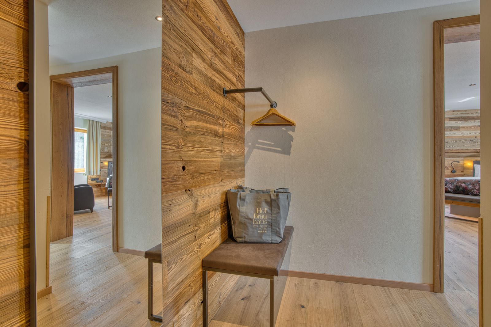 Ankommen und wohlfühlen – stilvoller Eingangsbereich mit Garderobe im Hofbräuhaus Bodenmais, Bayerischer Wald.