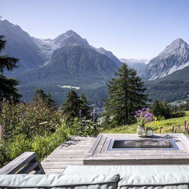 Sonnenterrasse, Chalet Flöna, Scuol, Graubünden, Schweiz